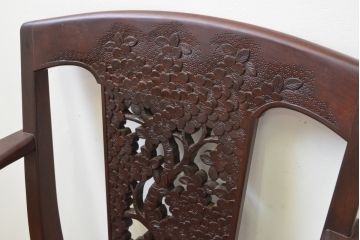 中古　美品!!　大阪屋家具店　軽井沢彫り　咲き誇る桜の彫刻が美しいアームチェア(板座チェア、ダイニングチェア、椅子、イス)(R-068081)