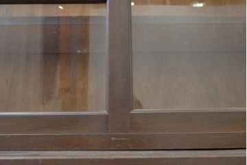 和製アンティーク　ナラ(楢)材　昭和レトロな雰囲気漂うサイドボード(サイドキャビネット、食器棚、戸棚、収納棚)(R-068086)