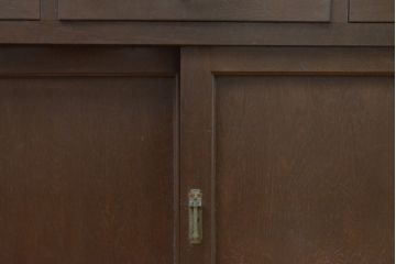 和製アンティーク　ナラ(楢)材　昭和レトロな雰囲気漂うサイドボード(カウンターテーブル、カウンターキャビネット、サイドキャビネット、食器棚、収納棚)(R-068087)