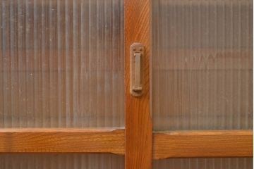 和製アンティーク　栓材　モールガラスがレトロな雰囲気を高める収納棚(食器棚、サイドキャビネット、カップボード、戸棚、ブックケース、本箱)(R-068090)