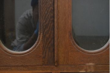 和製アンティーク　昭和中期　前面ナラ材　レトロな佇まいの大振りな本箱(ブックケース、書棚、収納棚、戸棚、キャビネット、飾り棚)(R-068095)