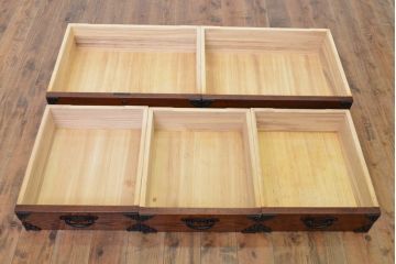 中古　美品　国産工芸家具　民芸　上質な和の空間を演出する二段重ね水屋箪笥(食器棚、キャビネット、重ねタンス、茶たんす、収納棚、戸棚、店舗什器)(R-068097)
