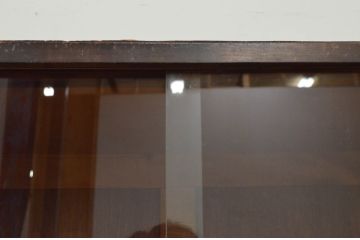 和製ビンテージ　伝統工芸　軽井沢彫り　大胆な牡丹の彫刻が美しいガラス棚付きチェスト(衣装箪笥、和タンス、引き出し、飾り棚、ヴィンテージ)(R-068107)