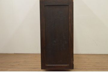 和製ビンテージ　伝統工芸　軽井沢彫り　大胆な牡丹の彫刻が美しいガラス棚付きチェスト(衣装箪笥、和タンス、引き出し、飾り棚、ヴィンテージ)(R-068107)