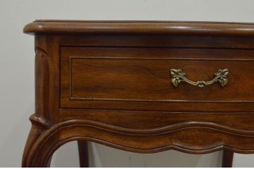 中古　DREXEL HERITAGE(ドレクセルヘリテイジ)　Touraine(ツーレイン)　マホガニー材　猫脚の優美な曲線デザインが目を惹くサイドテーブル(ナイトテーブル、エンドテーブル、花台、飾り台)(R-068110)