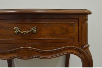 中古　DREXEL HERITAGE(ドレクセルヘリテイジ)　Touraine(ツーレイン)　マホガニー材　猫脚の優美な曲線デザインが目を惹くサイドテーブル(ナイトテーブル、エンドテーブル、花台、飾り台)(R-068110)