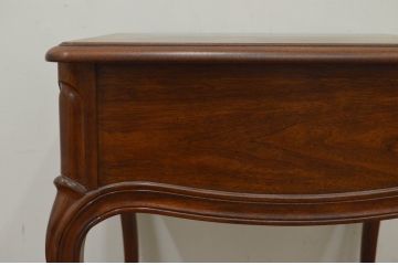 中古　DREXEL HERITAGE(ドレクセルヘリテイジ)　Touraine(ツーレイン)　マホガニー材　猫脚の優美な曲線デザインが目を惹くサイドテーブル(ナイトテーブル、エンドテーブル、花台、飾り台)(R-068110)