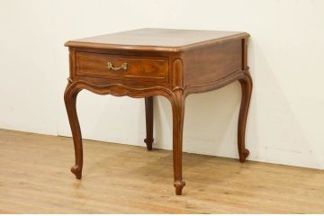 中古　DREXEL HERITAGE(ドレクセルヘリテイジ)　Touraine(ツーレイン)　マホガニー材　猫脚の優美な曲線デザインが目を惹くサイドテーブル(ナイトテーブル、エンドテーブル、花台、飾り台)(R-068110)