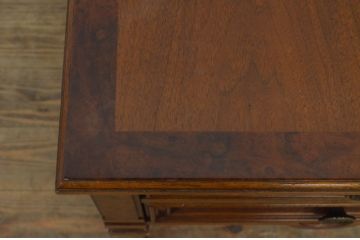 中古　DREXEL HERITAGE(ドレクセルヘリテイジ)　FRANCESCA(フランチェスカ)シリーズ　気品ある佇まいが高級感を醸し出すサイドテーブル(電話台、ナイトテーブル、エンドテーブル、コンソールテーブル)(R-068111)