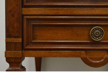 中古　DREXEL HERITAGE(ドレクセルヘリテイジ)　FRANCESCA(フランチェスカ)シリーズ　気品ある佇まいが高級感を醸し出すサイドテーブル(電話台、ナイトテーブル、エンドテーブル、コンソールテーブル)(R-068111)