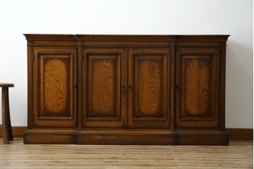 中古　IDC大塚家具取り扱い　加藤木工　Brooks(ブルックス)　サイドボード150　ナラ材　クラシカルな佇まいが美しいリビングボード(戸棚、収納棚、サイドキャビネット)(定価約32万円)(R-068114)