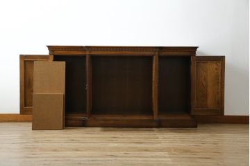 中古　IDC大塚家具取り扱い　加藤木工　Brooks(ブルックス)　サイドボード150　ナラ材　クラシカルな佇まいが美しいリビングボード(戸棚、収納棚、サイドキャビネット)(定価約32万円)(R-068114)