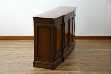 中古　IDC大塚家具取り扱い　加藤木工　Brooks(ブルックス)　サイドボード150　ナラ材　クラシカルな佇まいが美しいリビングボード(戸棚、収納棚、サイドキャビネット)(定価約32万円)(R-068114)