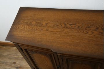 中古　IDC大塚家具取り扱い　加藤木工　Brooks(ブルックス)　サイドボード150　ナラ材　クラシカルな佇まいが美しいリビングボード(戸棚、収納棚、サイドキャビネット)(定価約32万円)(R-068114)