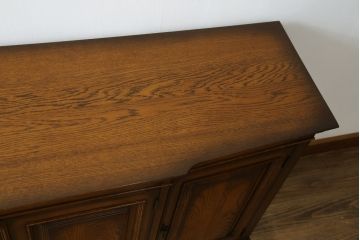 中古　IDC大塚家具取り扱い　加藤木工　Brooks(ブルックス)　サイドボード150　ナラ材　クラシカルな佇まいが美しいリビングボード(戸棚、収納棚、サイドキャビネット)(定価約32万円)(R-068114)