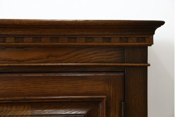 中古　IDC大塚家具取り扱い　加藤木工　Brooks(ブルックス)　サイドボード150　ナラ材　クラシカルな佇まいが美しいリビングボード(戸棚、収納棚、サイドキャビネット)(定価約32万円)(R-068114)
