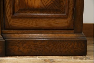 中古　IDC大塚家具取り扱い　加藤木工　Brooks(ブルックス)　サイドボード150　ナラ材　クラシカルな佇まいが美しいリビングボード(戸棚、収納棚、サイドキャビネット)(定価約32万円)(R-068114)