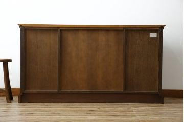 中古　IDC大塚家具取り扱い　加藤木工　Brooks(ブルックス)　サイドボード150　ナラ材　クラシカルな佇まいが美しいリビングボード(戸棚、収納棚、サイドキャビネット)(定価約32万円)(R-068114)