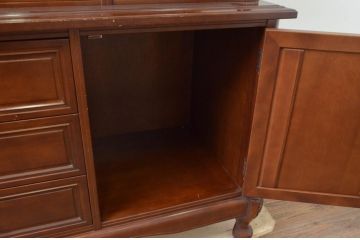 中古　美品　国会議事堂納品の高級家具メーカー　徳田家具　細部まで丁寧につくりこまれた重厚感あるキャビネット(収納棚、飾り棚、ガラスケース、ショーケース、戸棚、店舗什器)(R-068115)
