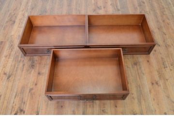 中古　美品　国会議事堂納品の高級家具メーカー　徳田家具　細部まで丁寧につくりこまれた重厚感あるキャビネット(収納棚、飾り棚、ガラスケース、ショーケース、戸棚、店舗什器)(R-068115)