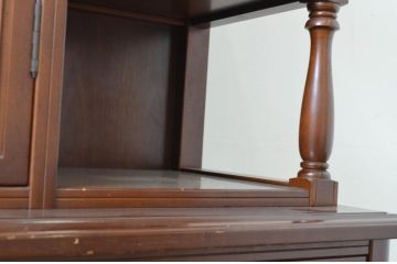 中古　美品　国会議事堂納品の高級家具メーカー　徳田家具　細部まで丁寧につくりこまれた重厚感あるキャビネット(収納棚、飾り棚、ガラスケース、ショーケース、戸棚、店舗什器)(R-068115)