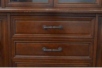 中古　美品　国会議事堂納品の高級家具メーカー　徳田家具　細部まで丁寧につくりこまれた重厚感あるキャビネット(収納棚、飾り棚、ガラスケース、ショーケース、戸棚、店舗什器)(R-068115)