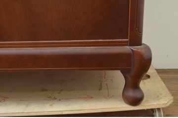 中古　美品　国会議事堂納品の高級家具メーカー　徳田家具　細部まで丁寧につくりこまれた重厚感あるキャビネット(収納棚、飾り棚、ガラスケース、ショーケース、戸棚、店舗什器)(R-068115)