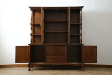 中古　美品　国会議事堂納品の高級家具メーカー　徳田家具　細部まで丁寧につくりこまれた重厚感あるキャビネット(収納棚、飾り棚、ガラスケース、ショーケース、戸棚、店舗什器)(R-068115)