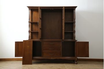 中古　美品　国会議事堂納品の高級家具メーカー　徳田家具　細部まで丁寧につくりこまれた重厚感あるキャビネット(収納棚、飾り棚、ガラスケース、ショーケース、戸棚、店舗什器)(R-068115)