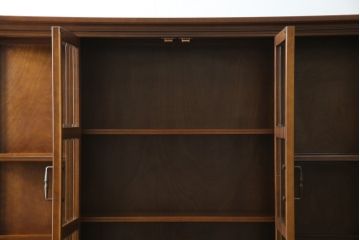 中古　美品　国会議事堂納品の高級家具メーカー　徳田家具　細部まで丁寧につくりこまれた重厚感あるキャビネット(収納棚、飾り棚、ガラスケース、ショーケース、戸棚、店舗什器)(R-068115)