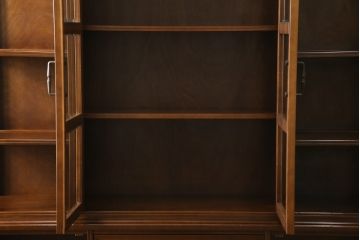 中古　美品　国会議事堂納品の高級家具メーカー　徳田家具　細部まで丁寧につくりこまれた重厚感あるキャビネット(収納棚、飾り棚、ガラスケース、ショーケース、戸棚、店舗什器)(R-068115)