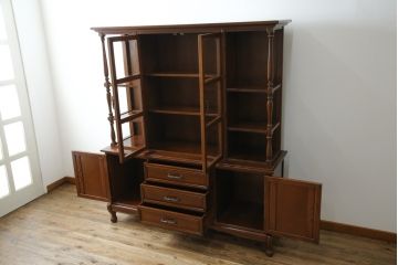 中古　美品　国会議事堂納品の高級家具メーカー　徳田家具　細部まで丁寧につくりこまれた重厚感あるキャビネット(収納棚、飾り棚、ガラスケース、ショーケース、戸棚、店舗什器)(R-068115)