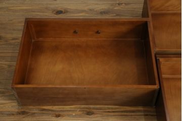 中古　美品　国会議事堂納品の高級家具メーカー　徳田家具　細部まで丁寧につくりこまれた重厚感あるキャビネット(収納棚、飾り棚、ガラスケース、ショーケース、戸棚、店舗什器)(R-068115)