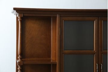 中古　美品　国会議事堂納品の高級家具メーカー　徳田家具　細部まで丁寧につくりこまれた重厚感あるキャビネット(収納棚、飾り棚、ガラスケース、ショーケース、戸棚、店舗什器)(R-068115)