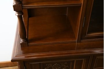 中古　美品　国会議事堂納品の高級家具メーカー　徳田家具　細部まで丁寧につくりこまれた重厚感あるキャビネット(収納棚、飾り棚、ガラスケース、ショーケース、戸棚、店舗什器)(R-068115)