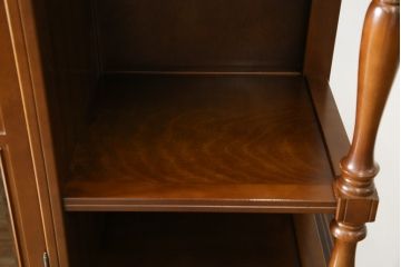 中古　美品　国会議事堂納品の高級家具メーカー　徳田家具　細部まで丁寧につくりこまれた重厚感あるキャビネット(収納棚、飾り棚、ガラスケース、ショーケース、戸棚、店舗什器)(R-068115)