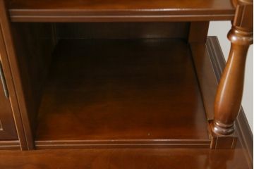 中古　美品　国会議事堂納品の高級家具メーカー　徳田家具　細部まで丁寧につくりこまれた重厚感あるキャビネット(収納棚、飾り棚、ガラスケース、ショーケース、戸棚、店舗什器)(R-068115)