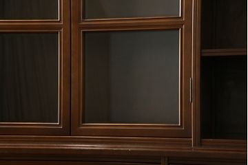 中古　美品　国会議事堂納品の高級家具メーカー　徳田家具　細部まで丁寧につくりこまれた重厚感あるキャビネット(収納棚、飾り棚、ガラスケース、ショーケース、戸棚、店舗什器)(R-068115)