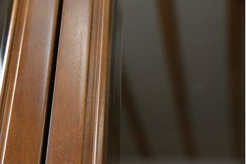 中古　美品　国会議事堂納品の高級家具メーカー　徳田家具　細部まで丁寧につくりこまれた重厚感あるキャビネット(収納棚、飾り棚、ガラスケース、ショーケース、戸棚、店舗什器)(R-068115)
