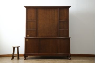 中古　美品　国会議事堂納品の高級家具メーカー　徳田家具　細部まで丁寧につくりこまれた重厚感あるキャビネット(収納棚、飾り棚、ガラスケース、ショーケース、戸棚、店舗什器)(R-068115)