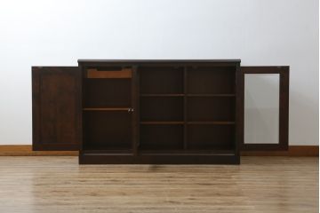中古　美品　北海道民芸家具　落ち着いた深みのある色合いが美しいサイドボード(サイドキャビネット、戸棚、収納棚、リビングボード)(R-068121)