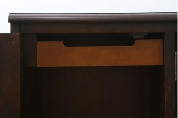中古　美品　北海道民芸家具　落ち着いた深みのある色合いが美しいサイドボード(サイドキャビネット、戸棚、収納棚、リビングボード)(R-068121)
