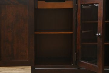 中古　美品　北海道民芸家具　落ち着いた深みのある色合いが美しいサイドボード(サイドキャビネット、戸棚、収納棚、リビングボード)(R-068121)