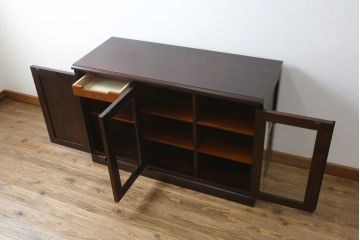 中古　美品　北海道民芸家具　落ち着いた深みのある色合いが美しいサイドボード(サイドキャビネット、戸棚、収納棚、リビングボード)(R-068121)