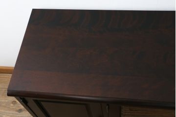 中古　美品　北海道民芸家具　落ち着いた深みのある色合いが美しいサイドボード(サイドキャビネット、戸棚、収納棚、リビングボード)(R-068121)