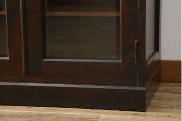 中古　美品　北海道民芸家具　落ち着いた深みのある色合いが美しいサイドボード(サイドキャビネット、戸棚、収納棚、リビングボード)(R-068121)