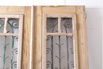 フランスアンティーク　パイン材　アイアンフェンスのデザインがお洒落な両開きドア1対2枚セット(建具、木製扉)(R-068131)