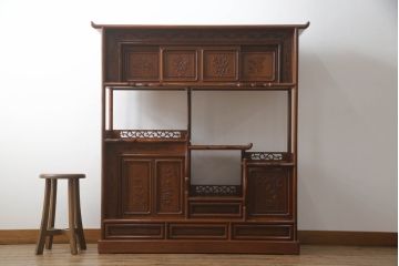 中古　美品　花梨(カリン)材　上質なこだわりの空間づくりにおすすめの飾り棚(茶棚、唐木、戸棚、収納棚、違い棚)(R-068145)