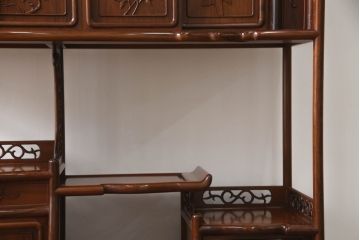 中古　美品　花梨(カリン)材　上質なこだわりの空間づくりにおすすめの飾り棚(茶棚、唐木、戸棚、収納棚、違い棚)(R-068145)