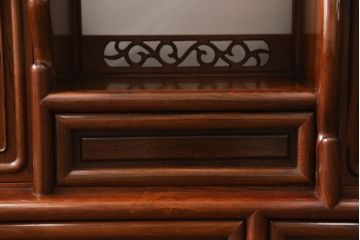 中古　美品　花梨(カリン)材　上質なこだわりの空間づくりにおすすめの飾り棚(茶棚、唐木、戸棚、収納棚、違い棚)(R-068145)